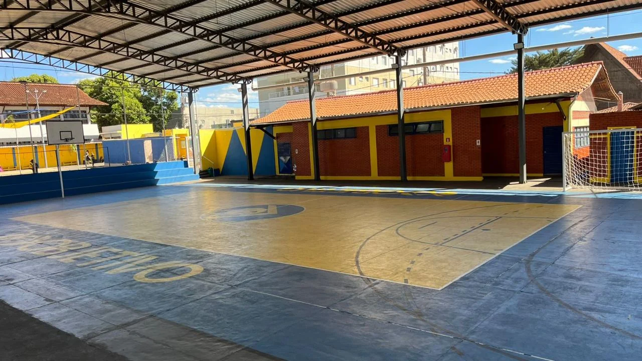 Quadra poliesportiva coberta do Colégio Objetivo Uberaba