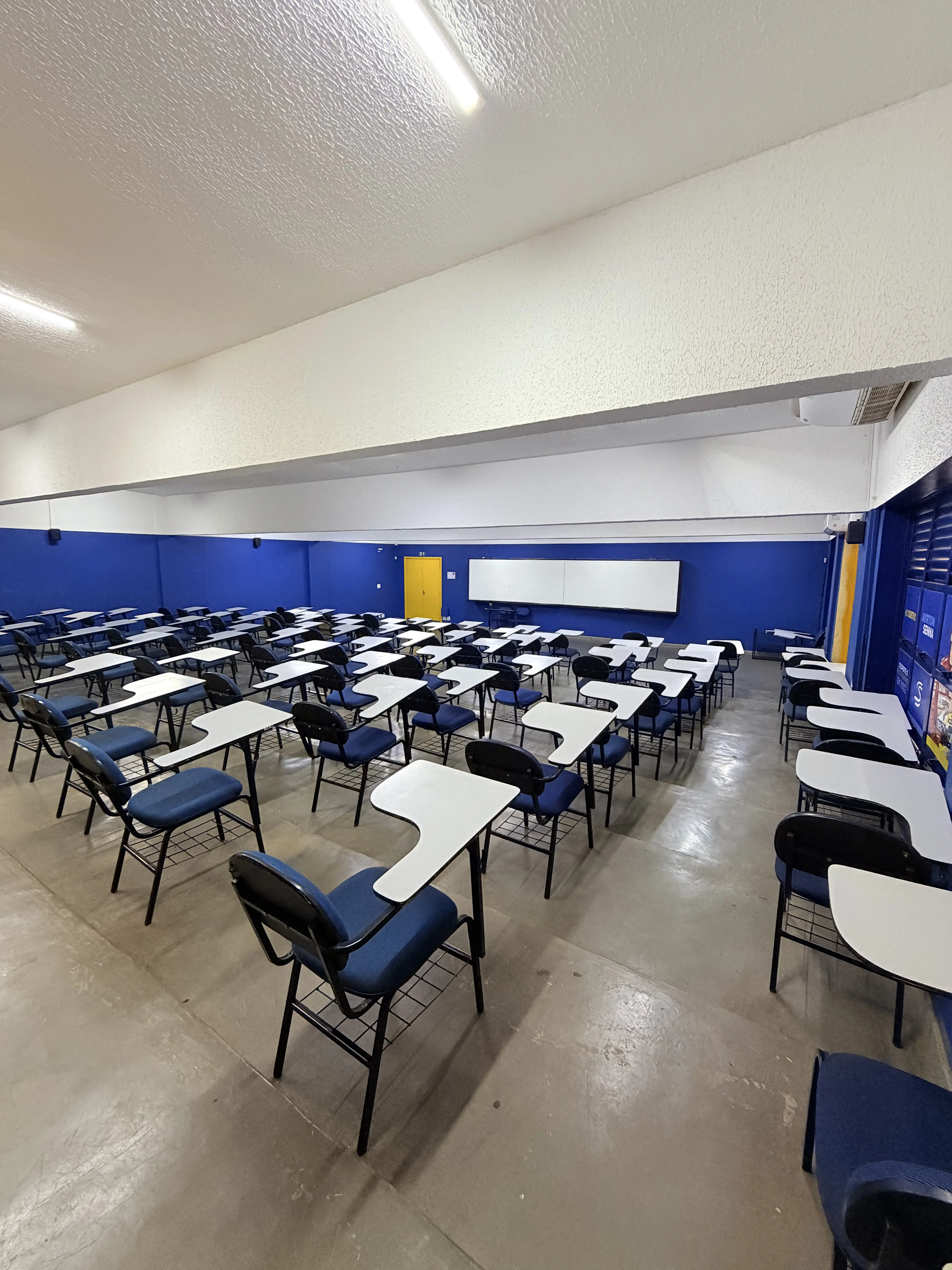 Sala de aula ampla e climatizada do Objetivo Uberaba