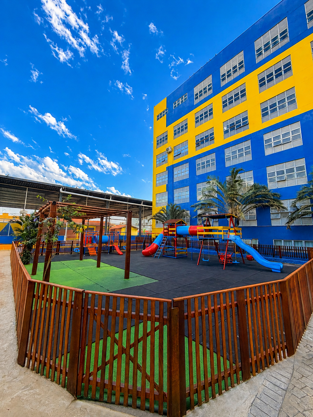 Playground do Objetivo Kids com o prédio do colégio ao fundo