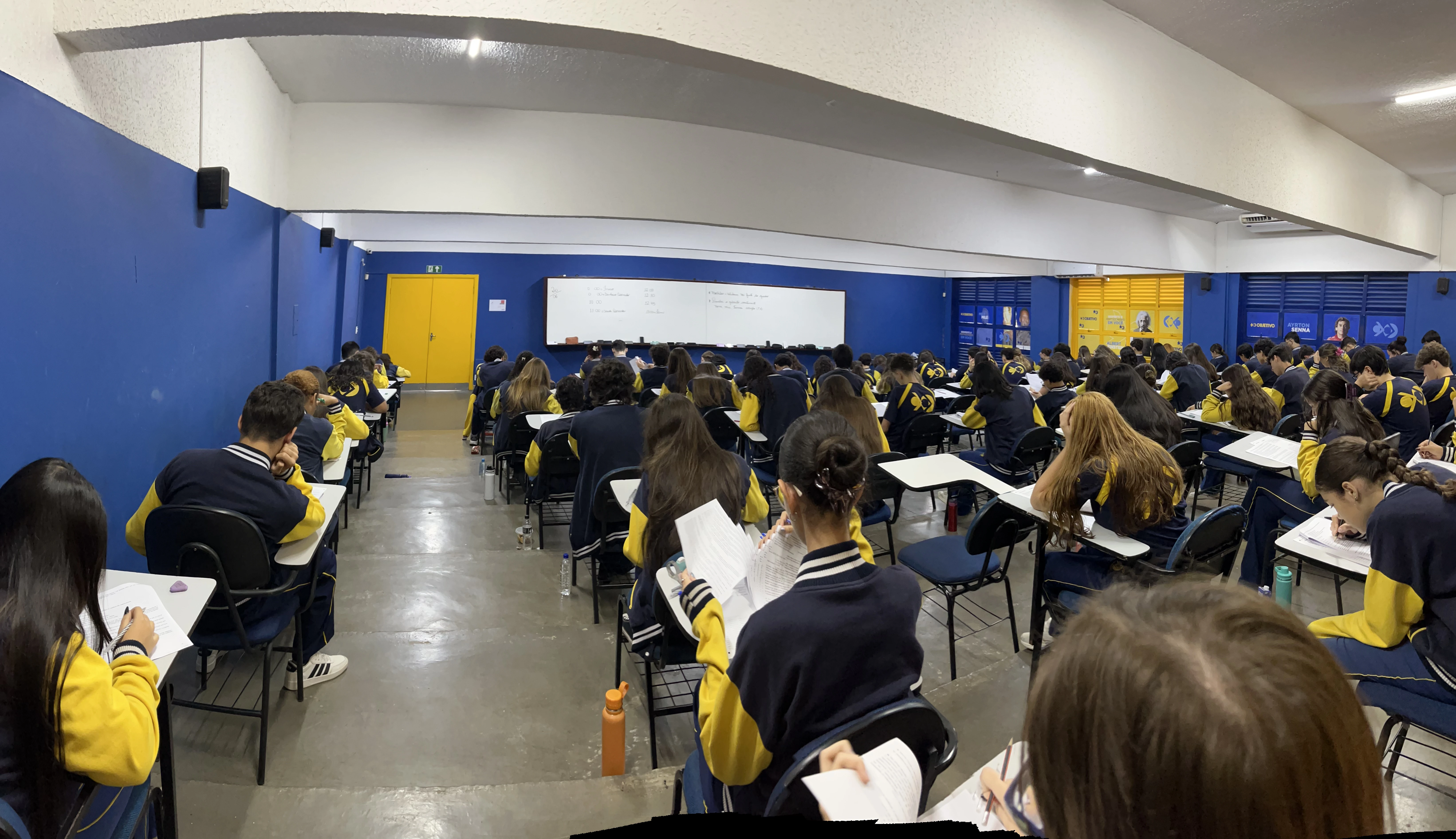 Estudante do Ensino Médio do Objetivo Uberaba em sala de aula